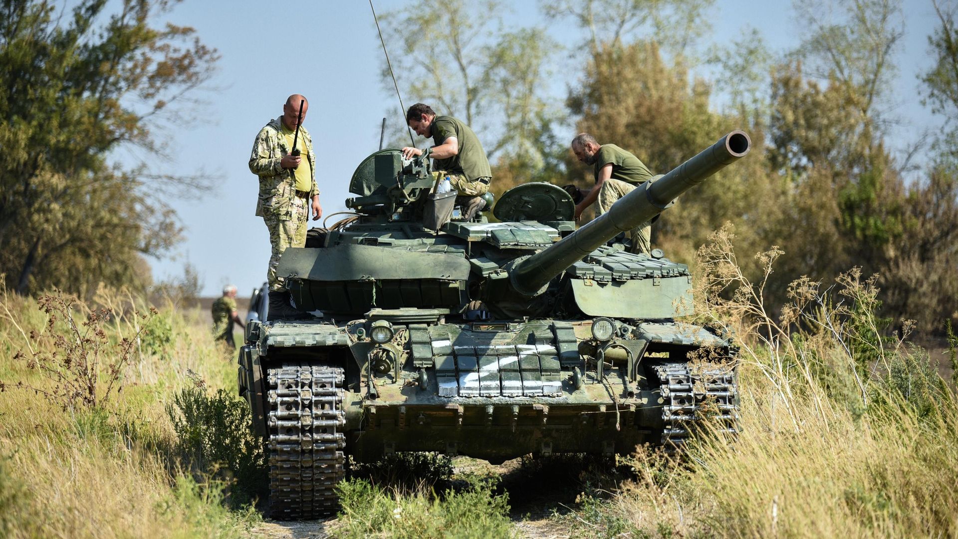 Танк Т-72 и военнослужащие отдельного батальона оперативно-боевого тактического формирования ДНР Танк Т-72 и военнослужащие отдельного батальона оперативно-боевого тактического формирования ДНР - РИА Новости, 1920, 11.09.2022