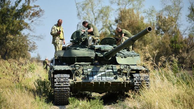 Танк Т-72 и военнослужащие отдельного батальона оперативно-боевого тактического формирования ДНР 