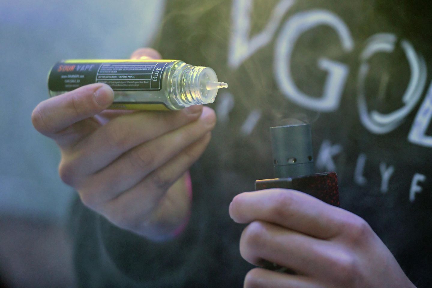 Посетитель на специализированной выставке vape-индустрии Посетитель на специализированной выставке vape-индустрии