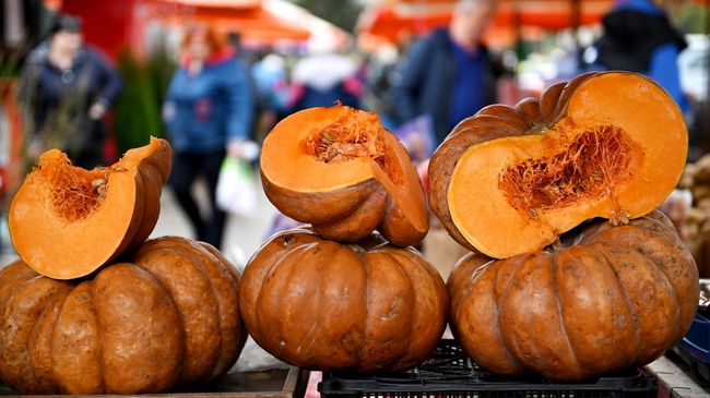 Продажа тыквы на продуктовой ярмарке Продажа тыквы на продуктовой ярмарке