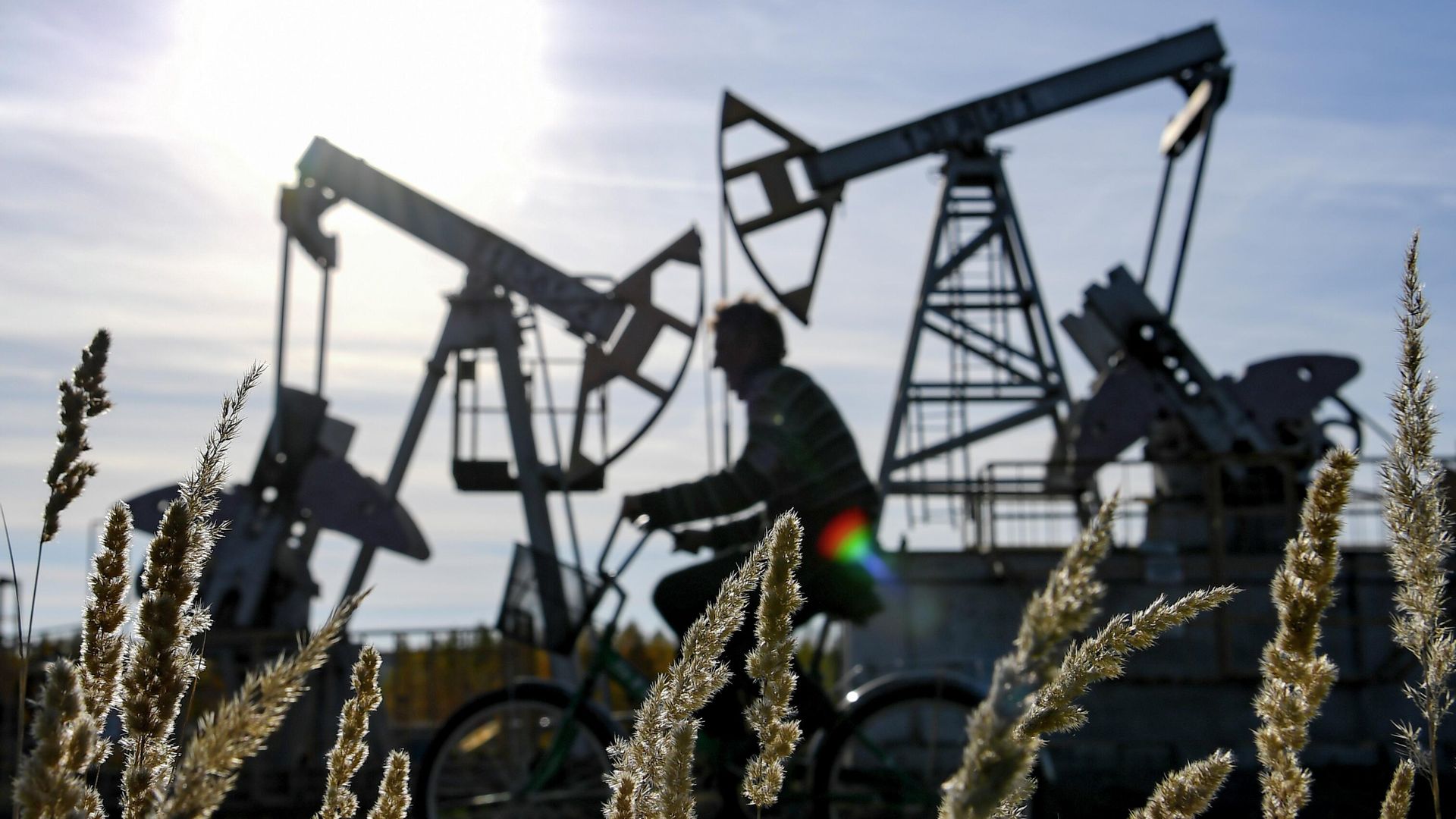 Нефтяные качалки в Альметьевском районе Республики Татарстан Нефтяные качалки в Альметьевском районе Республики Татарстан - РИА Новости, 1920, 05.10.2022