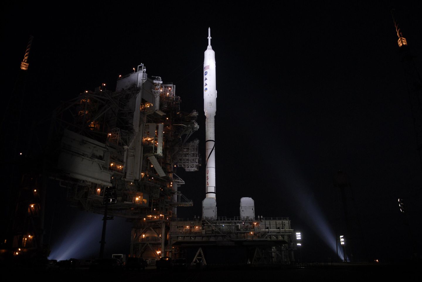Американская ракета-носитель Ares I перед испытательным полетом (2009 год) Американская ракета-носитель Ares I перед испытательным полетом (2009 год)