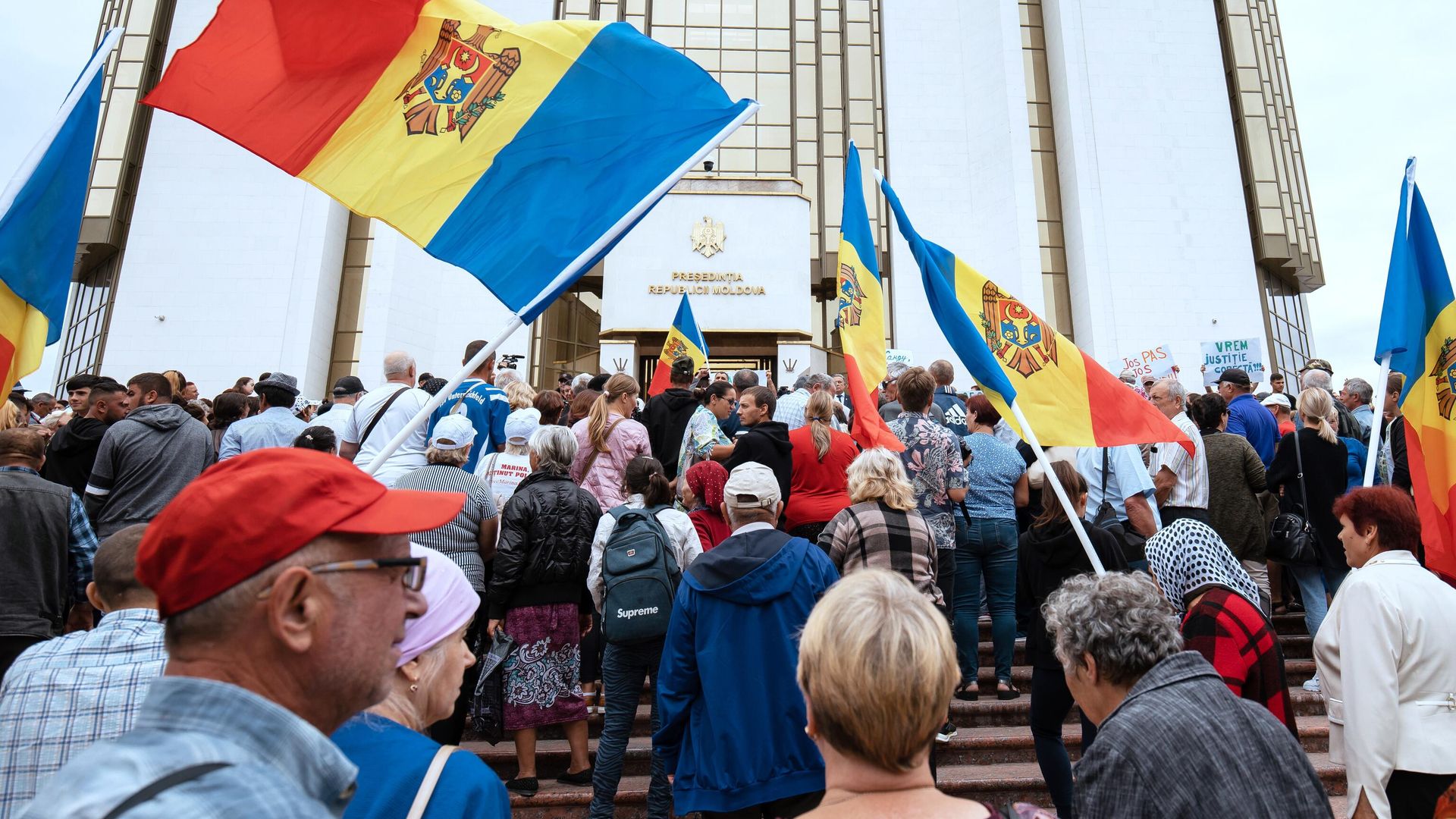 Протестующие перед зданием администрации президента Молдавии в Кишиневе с требованием освободить депутата от Партии Шор Марину Таубер и прекратить давление на оппозицию Протестующие перед зданием администрации президента Молдавии в Кишиневе с требованием освободить депутата от Партии Шор Марину Таубер и прекратить давление на оппозицию - РИА Новости, 1920, 18.09.2022