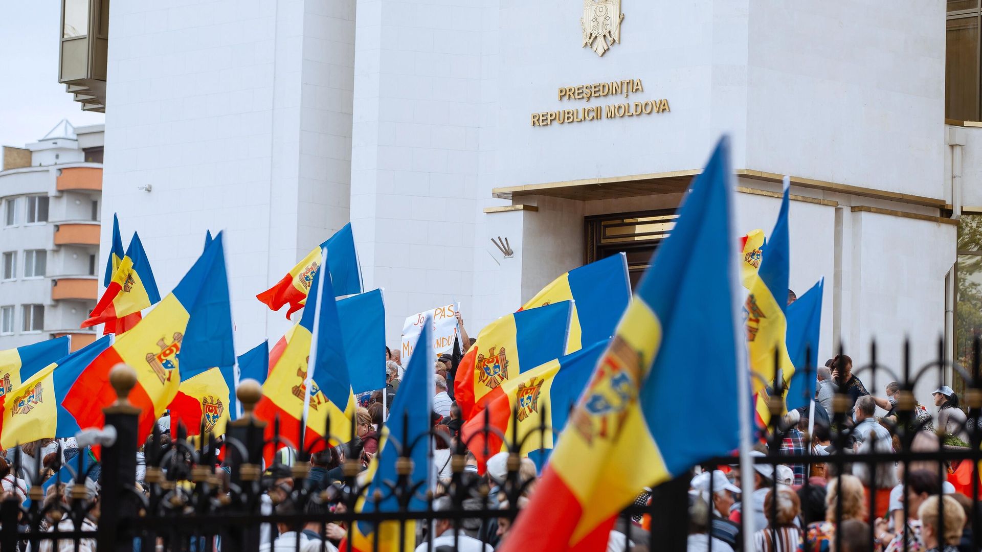Протестующие перед зданием администрации президента Молдавии в Кишиневе Протестующие перед зданием администрации президента Молдавии в Кишиневе - РИА Новости, 1920, 10.10.2022