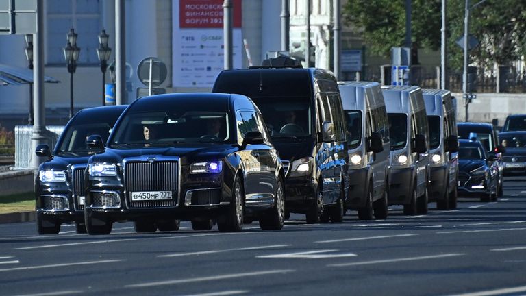 Похоронный кортеж едет по Моховой улице в Москве Похоронный кортеж едет по Моховой улице в Москве