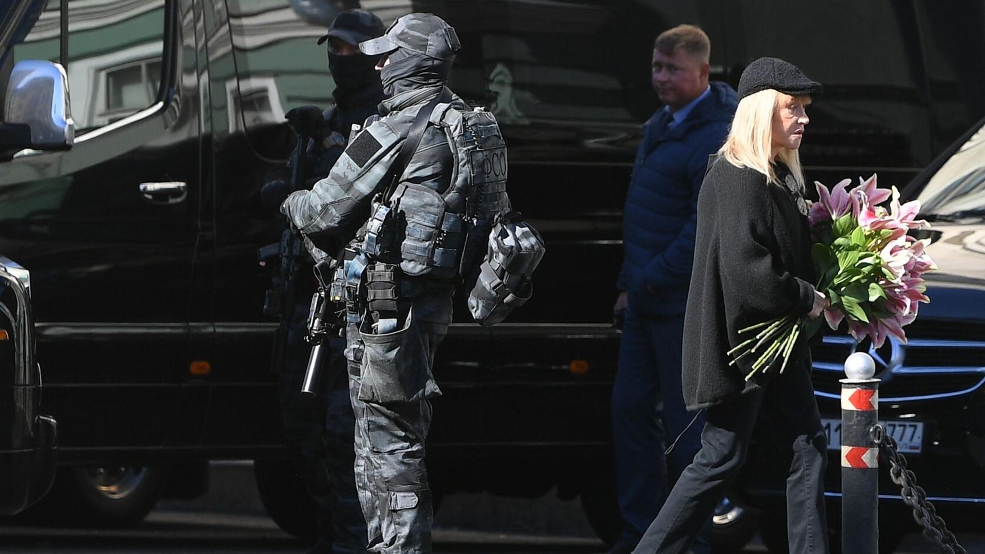 Певица Алла Пугачева идет на церемонию прощания с бывшим президентом СССР Михаилом Горбачевым в Колонном зале Дома союзов в Москве Певица Алла Пугачева идет на церемонию прощания с бывшим президентом СССР Михаилом Горбачевым в Колонном зале Дома союзов в Москве - РИА Новости, 1920, 03.09.2022
