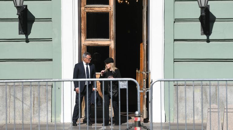 Певица Алла Пугачева выходит из Дома союзов, где проходит церемония прощания с бывшим президентом СССР Михаилом Горбачевым Певица Алла Пугачева выходит из Дома союзов, где проходит церемония прощания с бывшим президентом СССР Михаилом Горбачевым