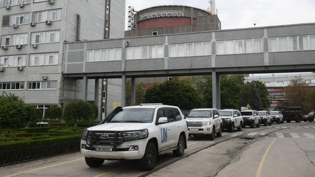 Автомобили экспертов МАГАТЭ на территории Запорожской атомной электростанции