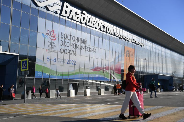 Баннер с символикой Восточного экономического форума в Международном аэропорту Владивосток (Кневичи) имени В.К. Арсеньева Баннер с символикой Восточного экономического форума в Международном аэропорту Владивосток (Кневичи) имени В.К. Арсеньева