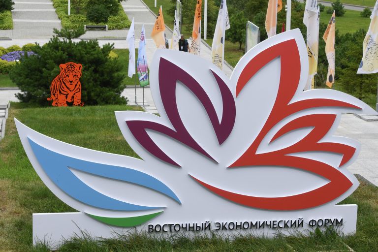 Баннер с символикой Восточного экономического форума на территория кампуса Дальневосточного федерального университета (ДВФУ) на острове Русский Баннер с символикой Восточного экономического форума на территория кампуса Дальневосточного федерального университета (ДВФУ) на острове Русский