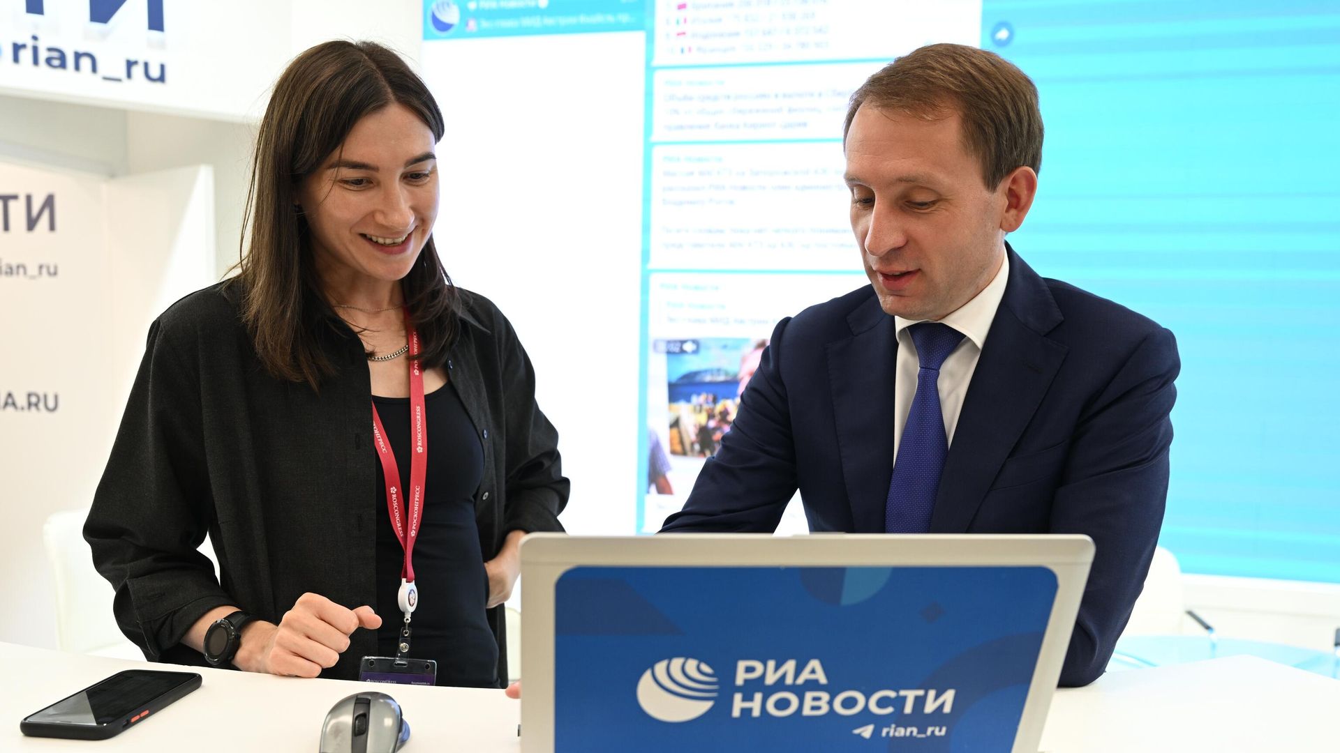 Министр природных ресурсов и экологии РФ Александр Козлов на стенде медиагруппы Россия сегодня на Восточном экономическом форуме во Владивостоке Министр природных ресурсов и экологии РФ Александр Козлов на стенде медиагруппы Россия сегодня на Восточном экономическом форуме во Владивостоке - РИА Новости, 1920, 05.09.2022
