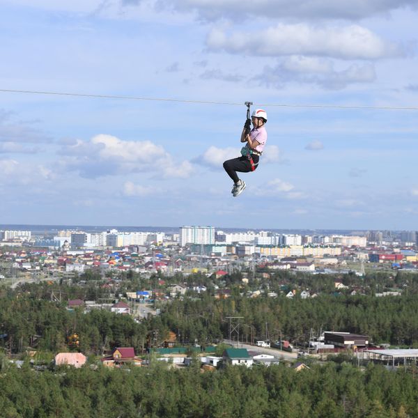 Девушка на аттракционе Zipline в парке Урдэл в Якутске Девушка на аттракционе Zipline в парке Урдэл в Якутске
