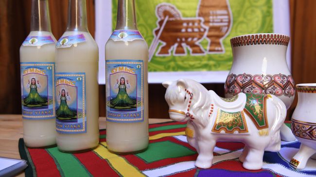 Кумыс и посуда для для кумыса на празднике Ысыах Туймаады в местности Ус Хатын недалеко от Якутска Кумыс и посуда для для кумыса на празднике Ысыах Туймаады в местности Ус Хатын недалеко от Якутска