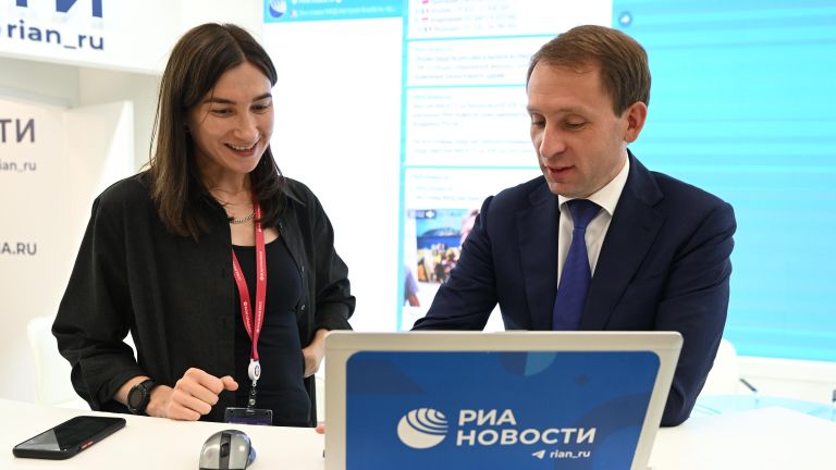 Министр природных ресурсов и экологии РФ Александр Козлов на стенде медиагруппы Россия сегодня на Восточном экономическом форуме во Владивостоке Министр природных ресурсов и экологии РФ Александр Козлов на стенде медиагруппы Россия сегодня на Восточном экономическом форуме во Владивостоке