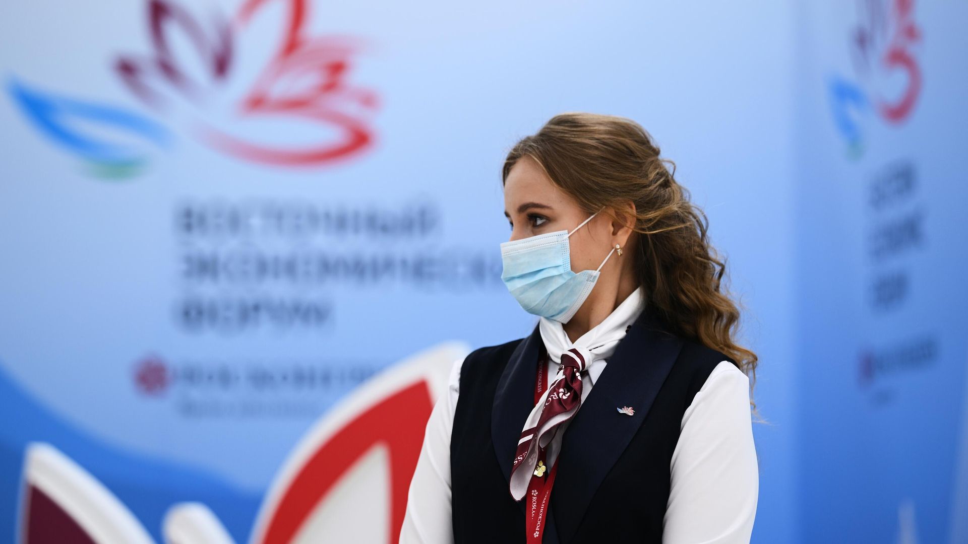 Девушка на Восточном экономическом форуме во Владивостоке Девушка на Восточном экономическом форуме во Владивостоке - РИА Новости, 1920, 07.09.2022