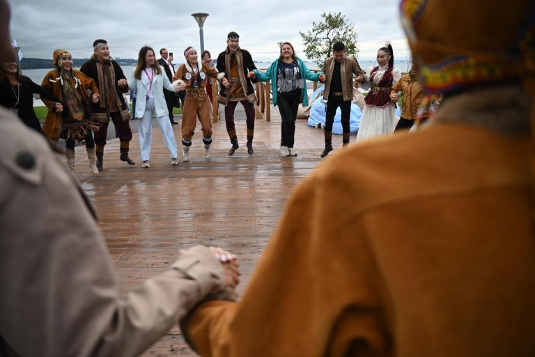 Участники фестиваля Улица Дальнего Востока в рамках Восточного экономического форума во Владивостоке Участники фестиваля Улица Дальнего Востока в рамках Восточного экономического форума во Владивостоке