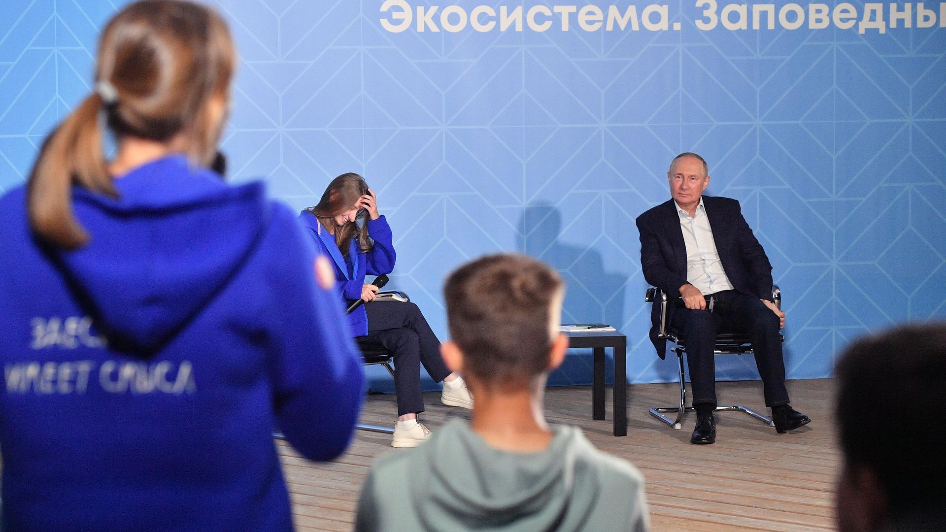 Президент РФ Владимир Путин во время встречи с участниками Всероссийского молодежного экологического форума Экосистема. Заповедный край в Петропавловске-Камчатском - РИА Новости, 1920, 05.09.2022