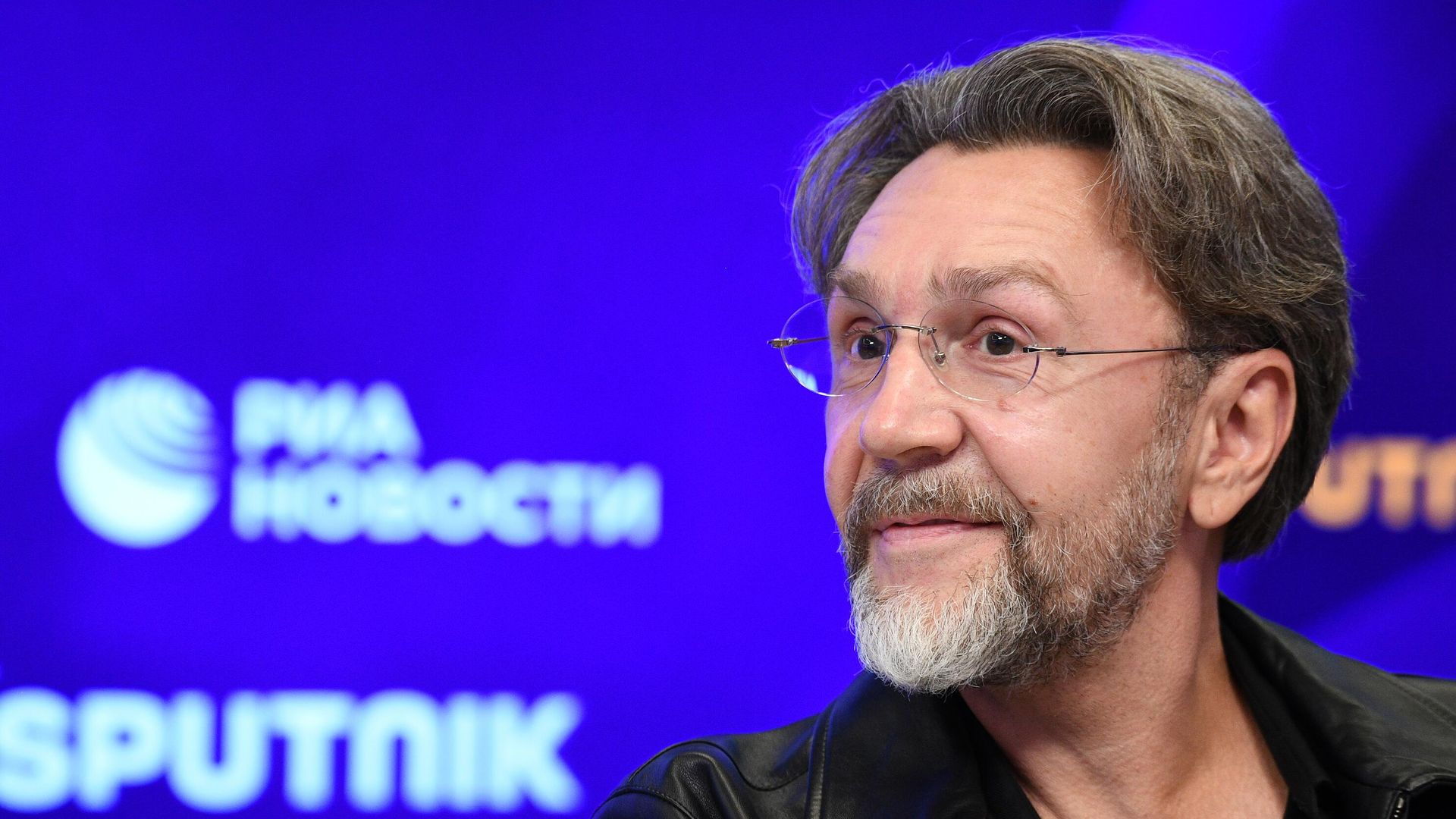 Музыкант Сергей Шнуров во время пресс-конференции в преддверии концерта группировки Ленинград в Международном мультимедийном пресс-центре Россия сегодня Музыкант Сергей Шнуров во время пресс-конференции в преддверии концерта группировки Ленинград в Международном мультимедийном пресс-центре Россия сегодня - РИА Новости, 1920, 13.04.2023
