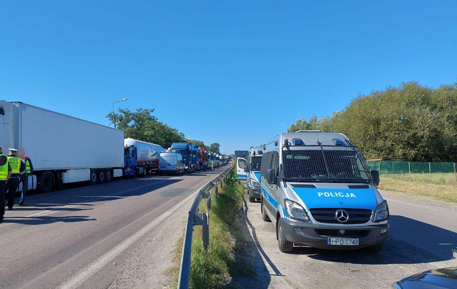 Акция протеста водителей грузовиков в районе погранперехода в Дорогуске, Польша Акция протеста водителей грузовиков в районе погранперехода в Дорогуске, Польша - РИА Новости, 1920, 30.11.2023