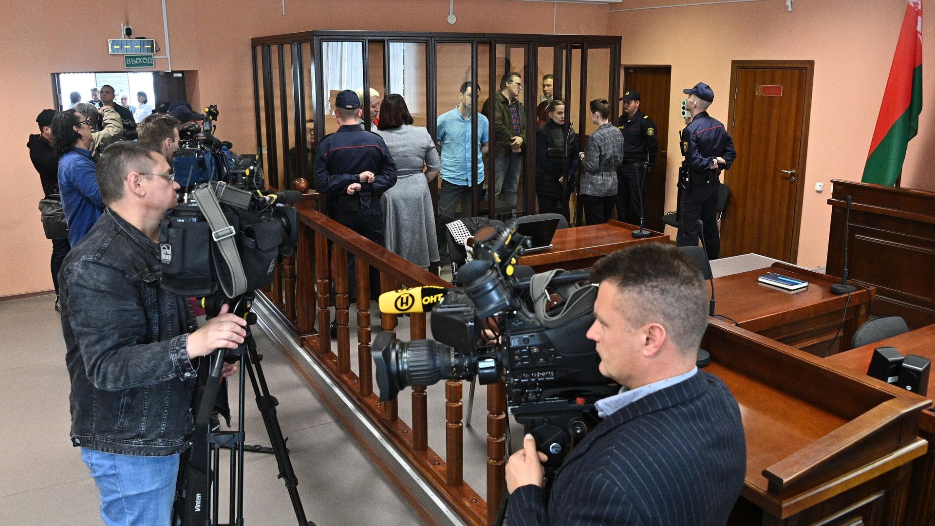 Подсудимые общаются с адвокатами в зале суда Минского района перед оглашением приговора по делу о заговоре с целью захвата власти в Белоруссии Подсудимые общаются с адвокатами в зале суда Минского района перед оглашением приговора по делу о заговоре с целью захвата власти в Белоруссии - РИА Новости, 1920, 05.09.2022