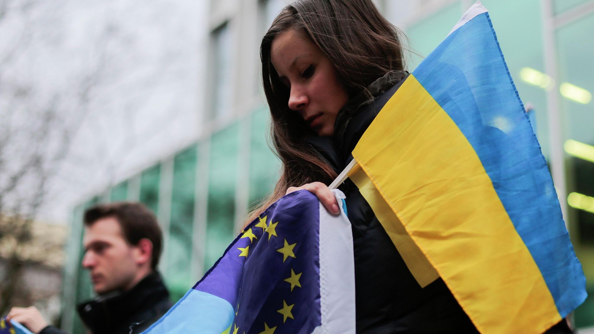 Демонстранты с украинским флагом и флагом ЕС в Берлине Демонстранты с украинским флагом и флагом ЕС в Берлине - РИА Новости, 1920, 09.02.2023