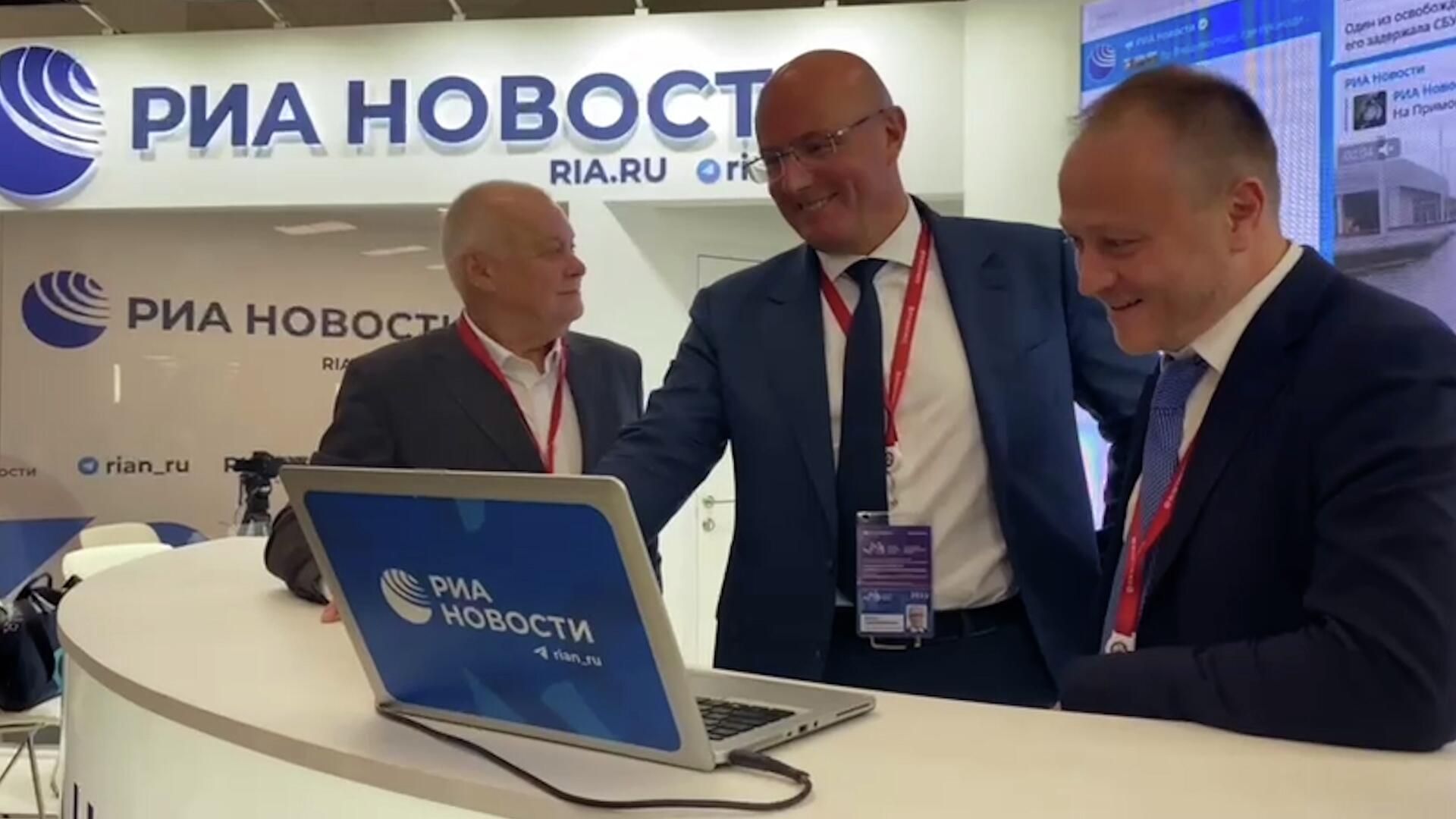 Дмитрий Чернышенко публикует новость в мультимедийном терминале агентства в ходе ВЭФ Дмитрий Чернышенко публикует новость в мультимедийном терминале агентства в ходе ВЭФ - РИА Новости, 1920, 06.09.2022
