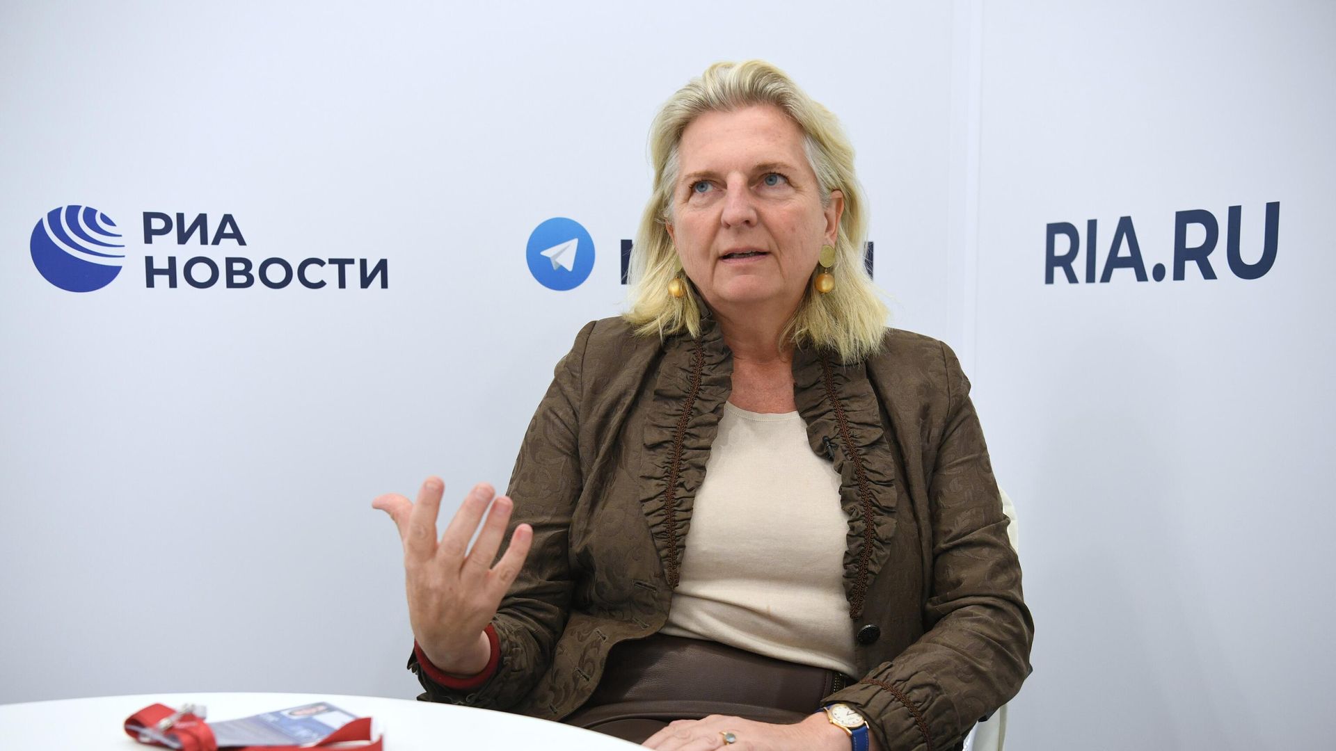 Экс-глава МИД Австрии Карин Кнайсль на стенде медиагруппы Россия сегодня на Восточном экономическом форуме во Владивостоке Экс-глава МИД Австрии Карин Кнайсль на стенде медиагруппы Россия сегодня на Восточном экономическом форуме во Владивостоке - РИА Новости, 1920, 07.09.2022
