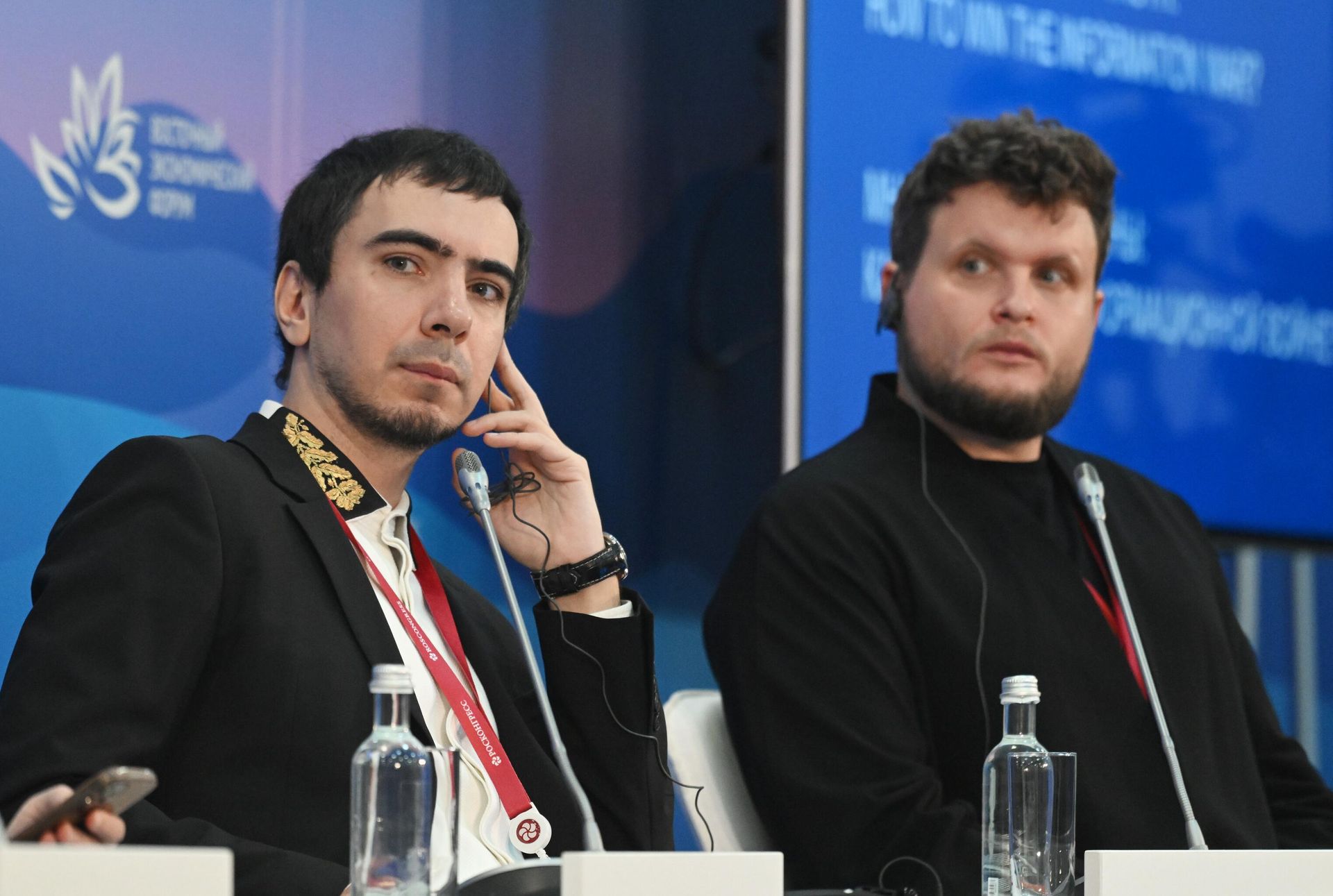 Российские пранкеры Вован и Лексус на панельной дискуссии Многоликость истины: как победить в информационной войне? в рамках Восточного экономического форума во Владивостоке Российские пранкеры Вован и Лексус на панельной дискуссии Многоликость истины: как победить в информационной войне? в рамках Восточного экономического форума во Владивостоке - РИА Новости, 1920, 19.12.2023
