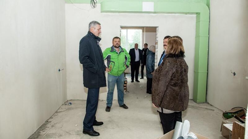 Глава Законодательного Собрания Вологодской области Андрей Луценко проверил ход ремонта соцобъектов в Харовском районе Глава Законодательного Собрания Вологодской области Андрей Луценко проверил ход ремонта соцобъектов в Харовском районе - РИА Новости, 1920, 06.09.2022