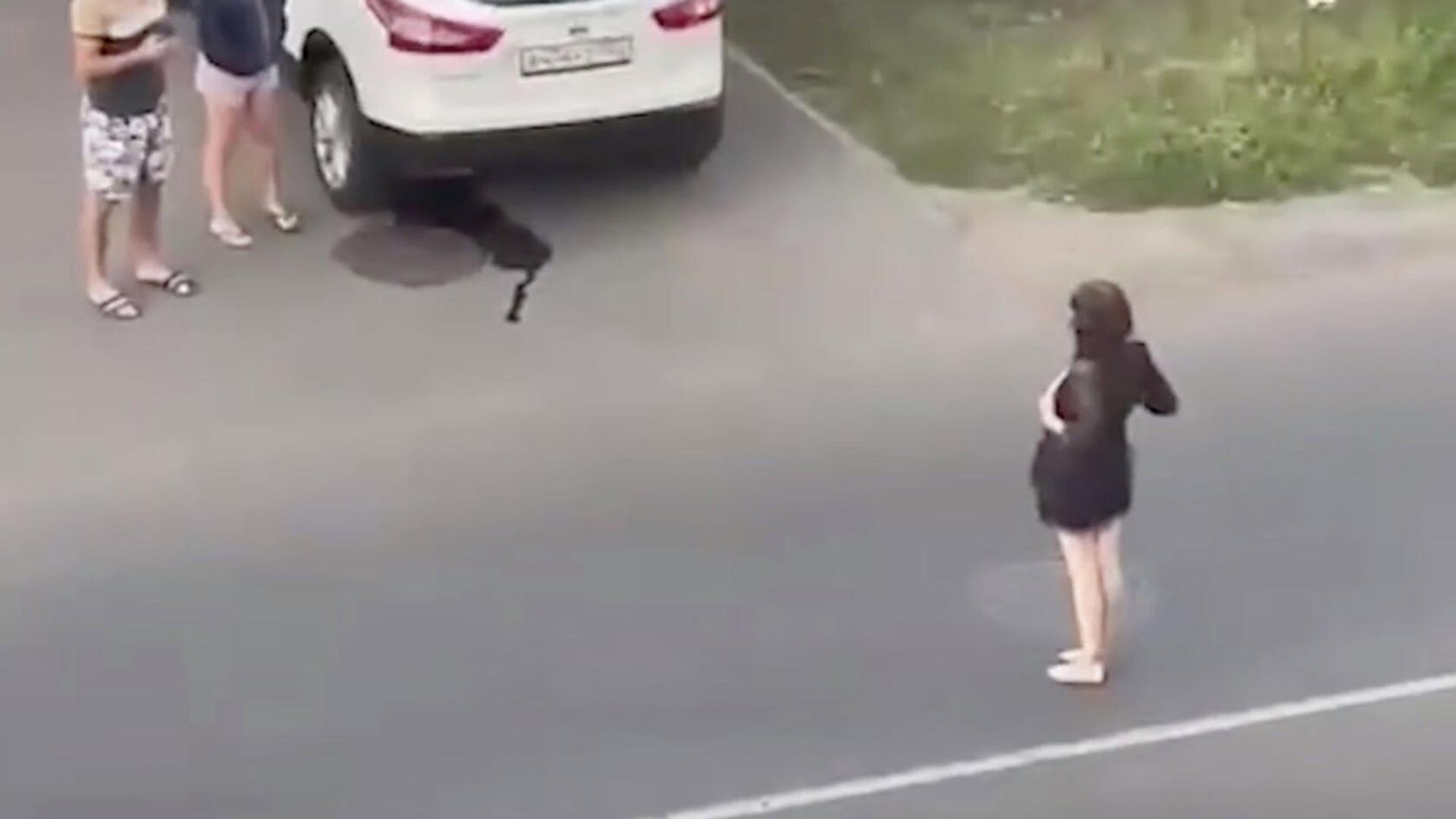 Женщину, оголявшая грудь на дороге в Краснодаре. Кадр из видео очевидца Женщину, оголявшая грудь на дороге в Краснодаре. Кадр из видео очевидца - РИА Новости, 1920, 06.09.2022