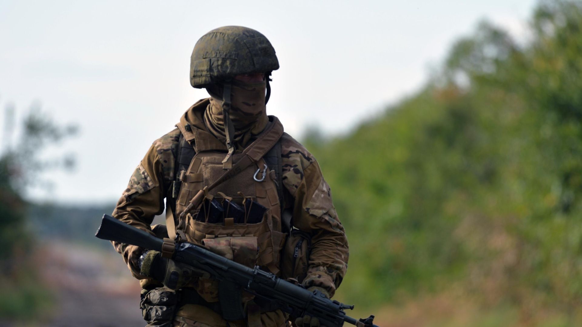 Боец ЧВК Вагнер на окраине Бахмута в Донецкой области Боец ЧВК Вагнер на окраине Бахмута в Донецкой области - РИА Новости, 1920, 18.09.2022