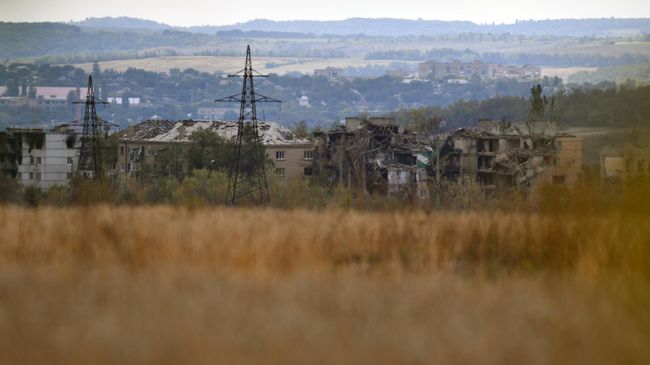 Разрушенные дома на окраине Артемовска в Донецкой области