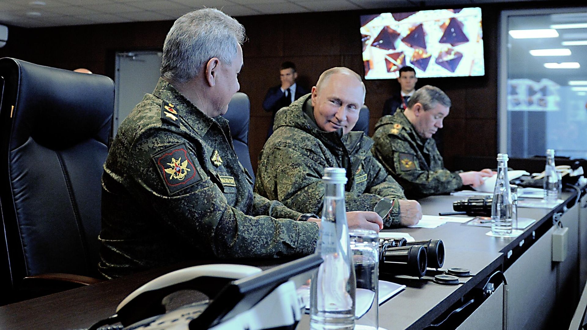 Президент России Владимир Путин наблюдает за финальной частью военных стратегических командно-штабных учений Восток-2022 Президент России Владимир Путин наблюдает за финальной частью военных стратегических командно-штабных учений Восток-2022 - РИА Новости, 1920, 07.09.2022