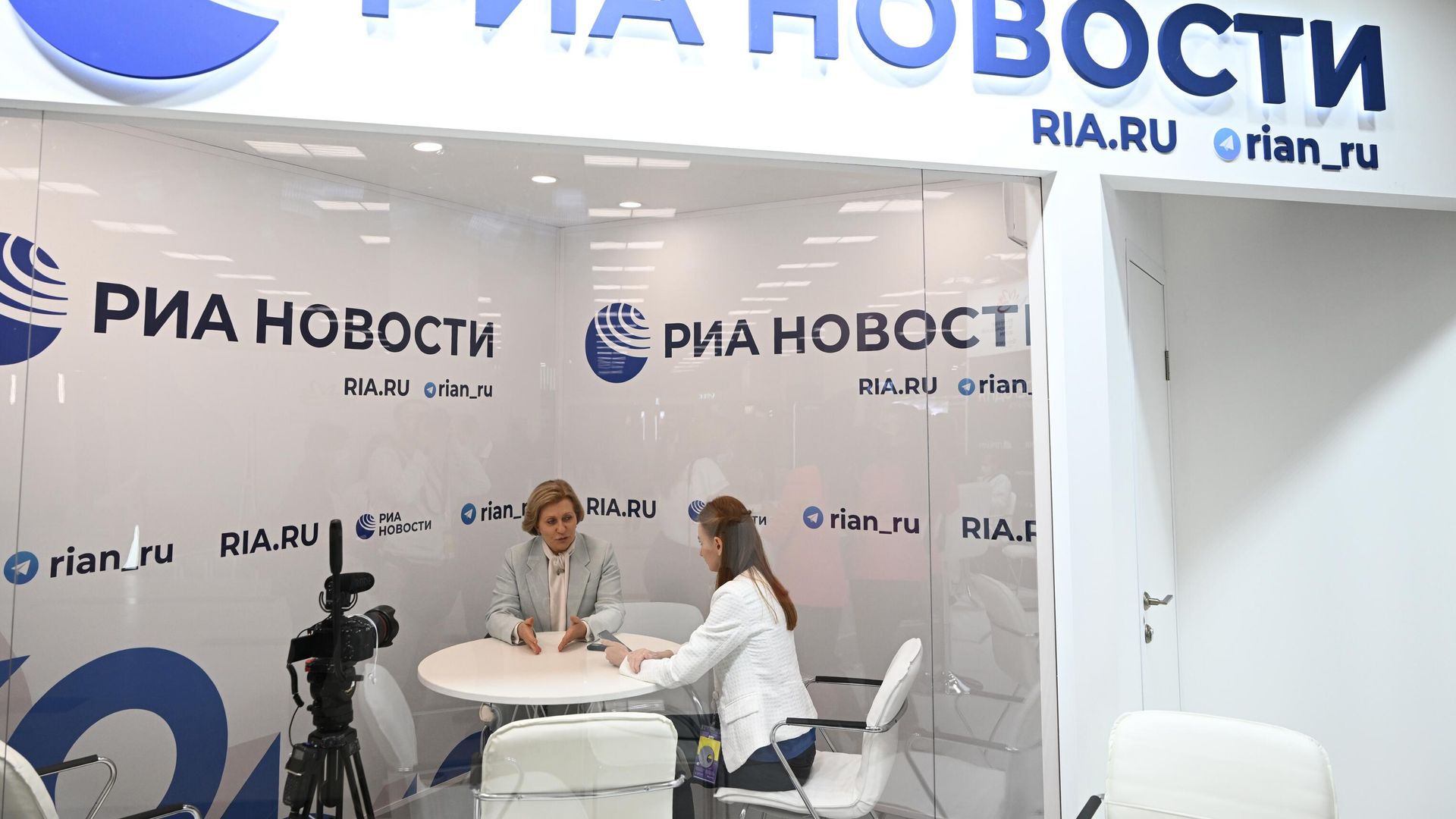 Руководитель Роспотребнадзора главный государственный санитарный врач РФ Анна Попова на стенде медиагруппы Россия сегодня на Восточном экономическом форуме Руководитель Роспотребнадзора главный государственный санитарный врач РФ Анна Попова на стенде медиагруппы Россия сегодня на Восточном экономическом форуме - РИА Новости, 1920, 07.09.2022