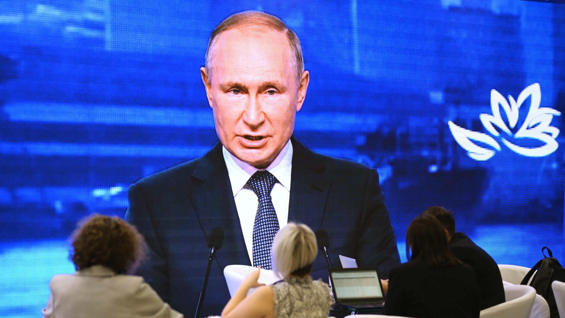 Президент РФ Владимир Путин на пленарном заседании Восточного экономического форума во Владивостоке Президент РФ Владимир Путин на пленарном заседании Восточного экономического форума во Владивостоке - РИА Новости, 1920, 07.09.2022