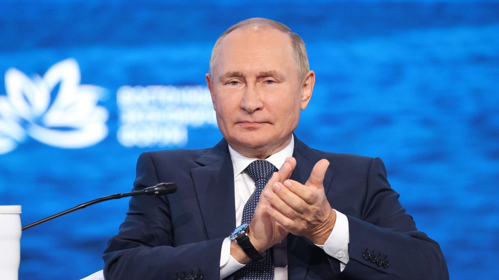 Президент России Владимир Путин на пленарном заседании VII Восточного экономического форума во Владивостоке Президент России Владимир Путин на пленарном заседании VII Восточного экономического форума во Владивостоке - РИА Новости, 1920, 08.09.2022