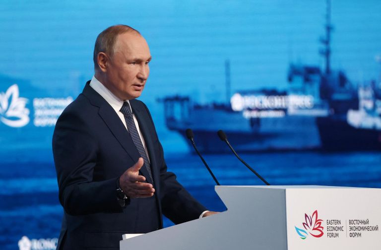 Президент России Владимир Путин выступает на пленарном заседании VII Восточного экономического форума во Владивостоке Президент России Владимир Путин выступает на пленарном заседании VII Восточного экономического форума во Владивостоке