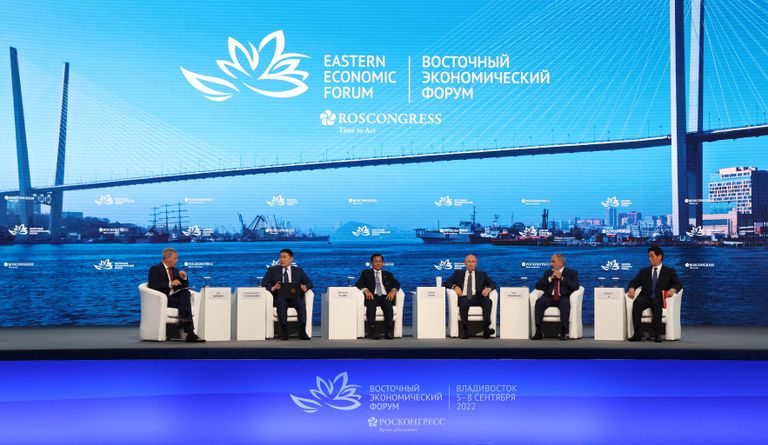 Президент РФ Владимир Путин на пленарном заседании VII Восточного экономического форума во Владивостоке Президент РФ Владимир Путин на пленарном заседании VII Восточного экономического форума во Владивостоке