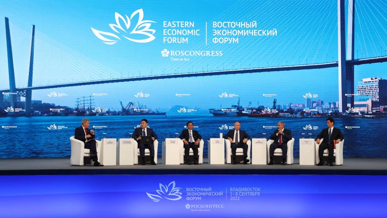 Президент РФ Владимир Путин на пленарном заседании VII Восточного экономического форума во Владивостоке Президент РФ Владимир Путин на пленарном заседании VII Восточного экономического форума во Владивостоке