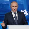 Президент России Владимир Путин выступает на пленарном заседании VII Восточного экономического форума во Владивостоке