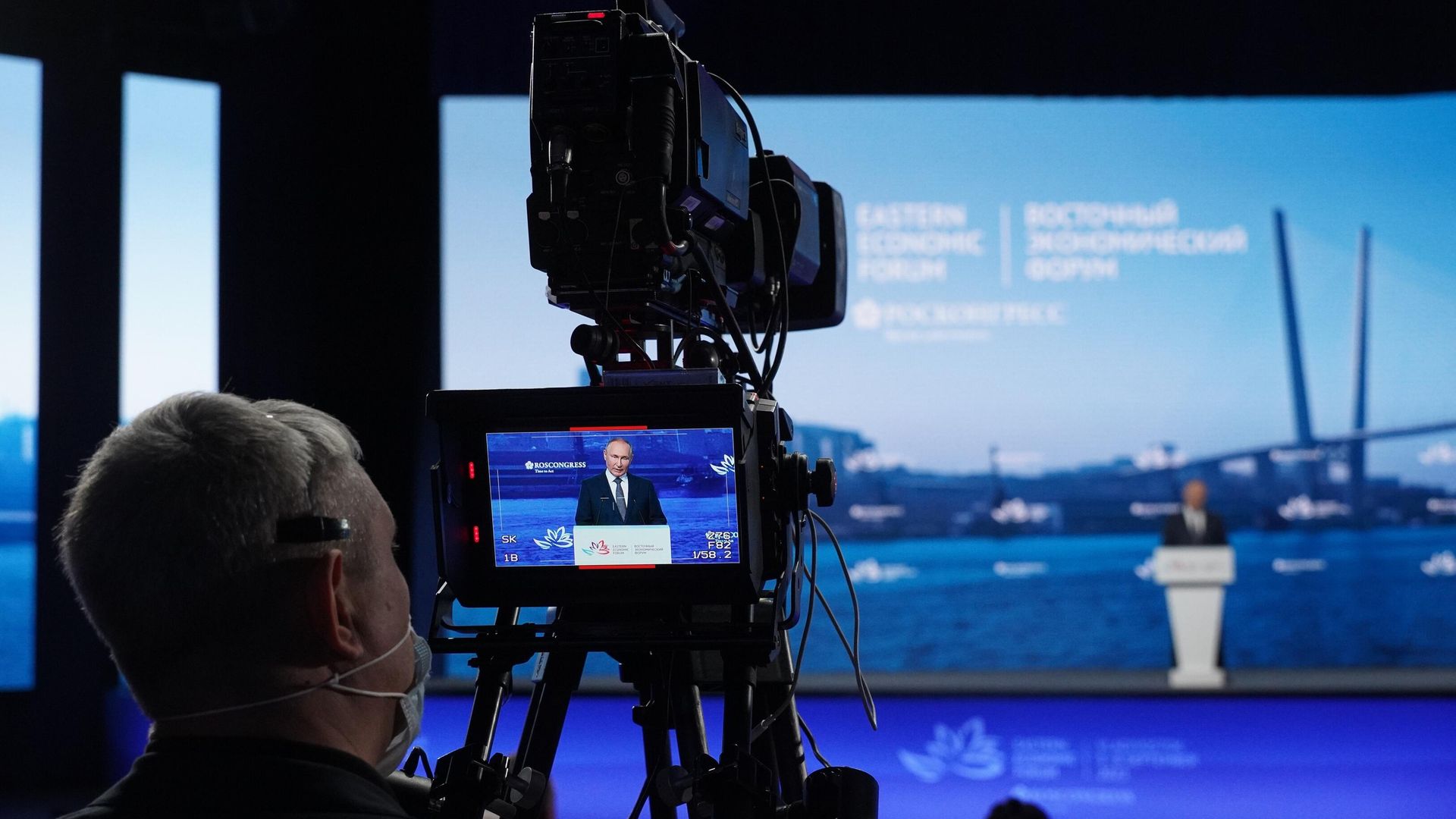 Оператор ведет съемку выступления президента РФ Владимира Путина на пленарном заседании Восточного экономического форума во Владивостоке Оператор ведет съемку выступления президента РФ Владимира Путина на пленарном заседании Восточного экономического форума во Владивостоке - РИА Новости, 1920, 07.09.2022
