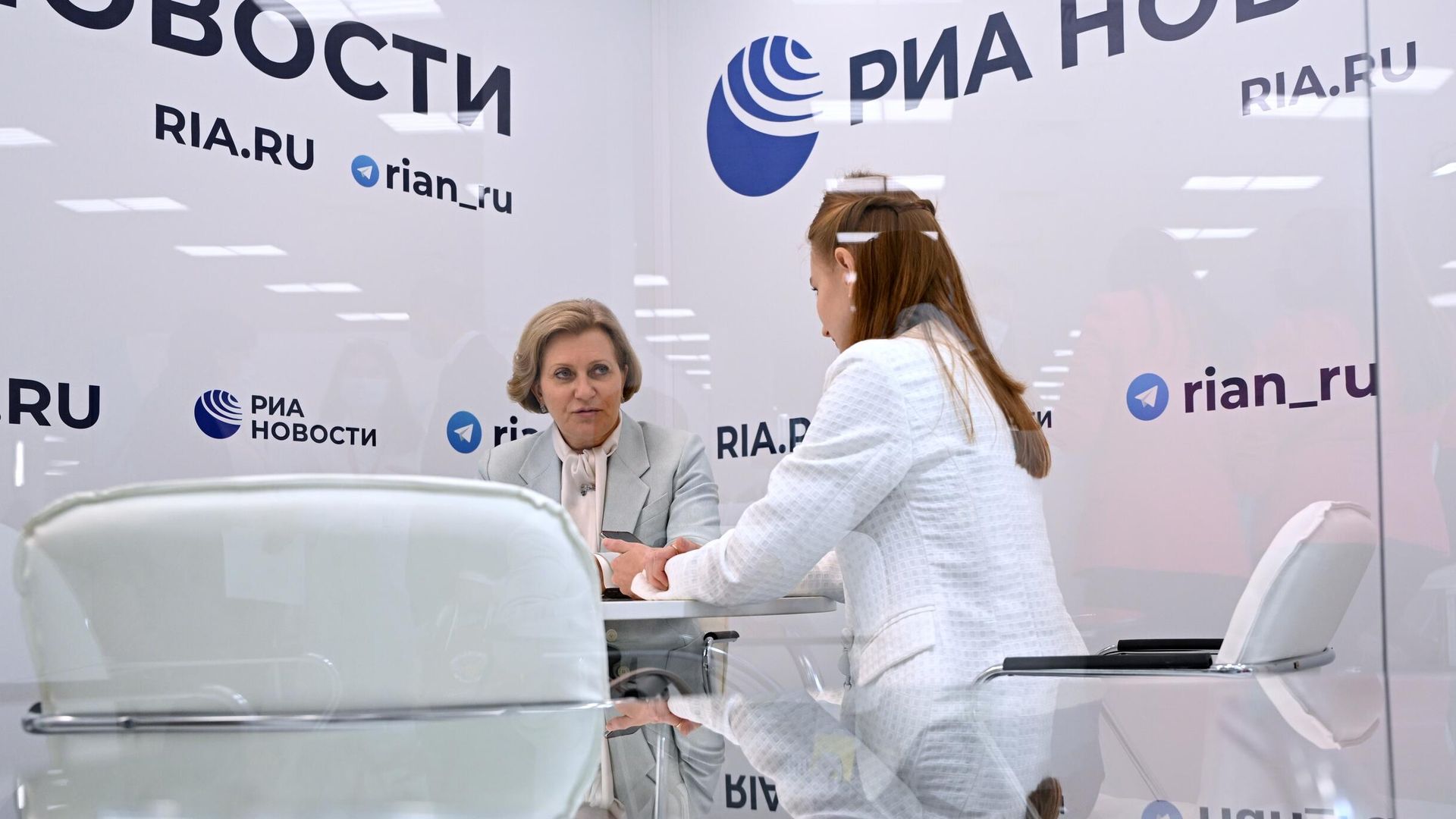 Руководитель Роспотребнадзора Анна Попова на стенде медиагруппы Россия сегодня на Восточном экономическом форуме во Владивостоке Руководитель Роспотребнадзора Анна Попова на стенде медиагруппы Россия сегодня на Восточном экономическом форуме во Владивостоке - РИА Новости, 1920, 07.09.2022