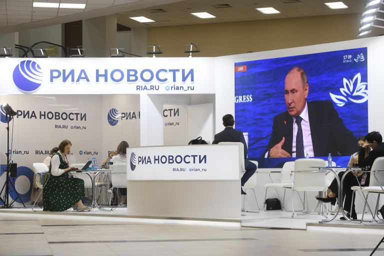 Трансляция на стенде РИА Новости выступления президента РФ Владимира Путина на пленарном заседании Восточного экономического форума во Владивостоке Трансляция на стенде РИА Новости выступления президента РФ Владимира Путина на пленарном заседании Восточного экономического форума во Владивостоке