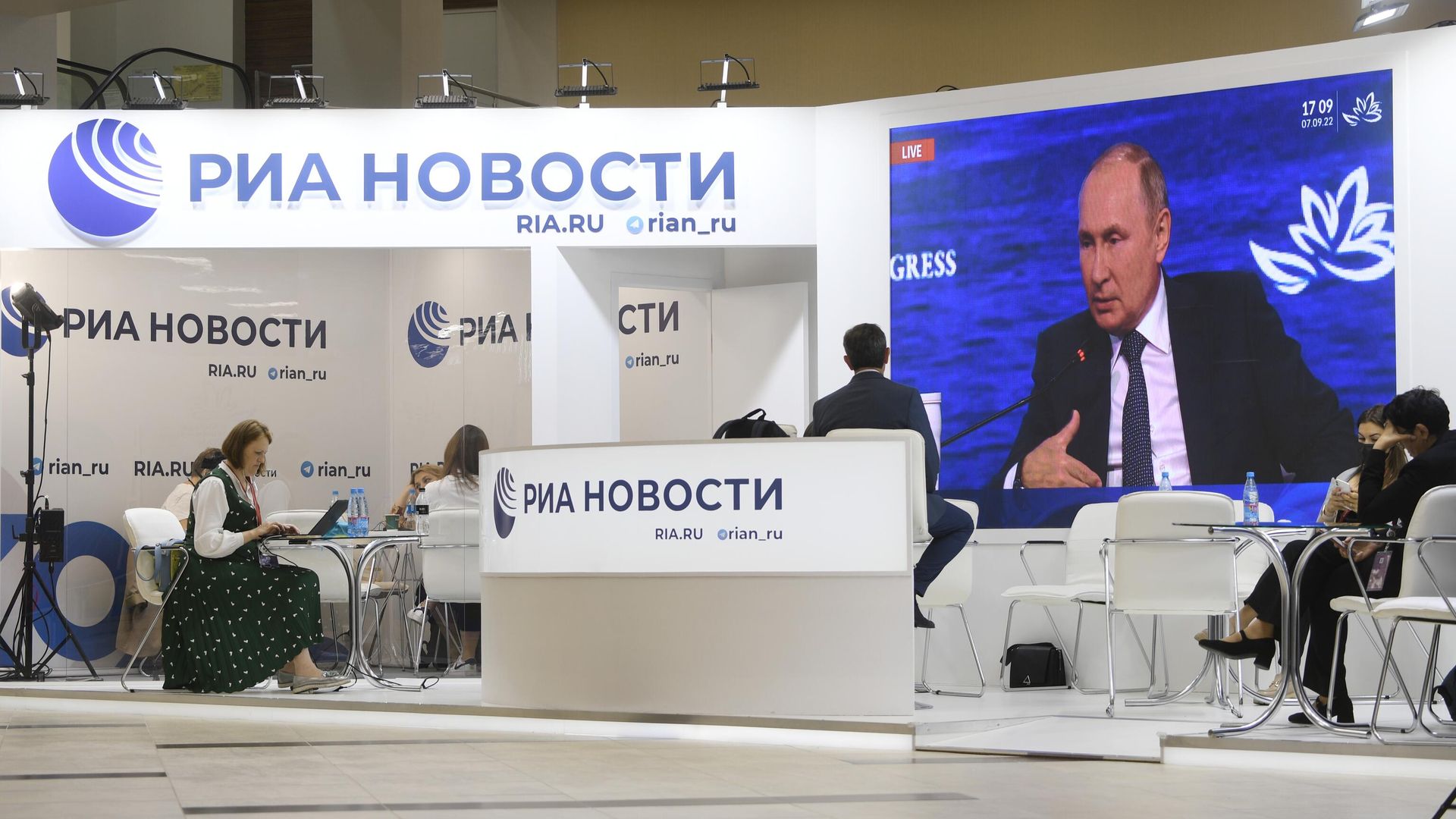 Трансляция на стенде РИА Новости выступления президента РФ Владимира Путина на пленарном заседании Восточного экономического форума во Владивостоке Трансляция на стенде РИА Новости выступления президента РФ Владимира Путина на пленарном заседании Восточного экономического форума во Владивостоке - РИА Новости, 1920, 07.09.2022
