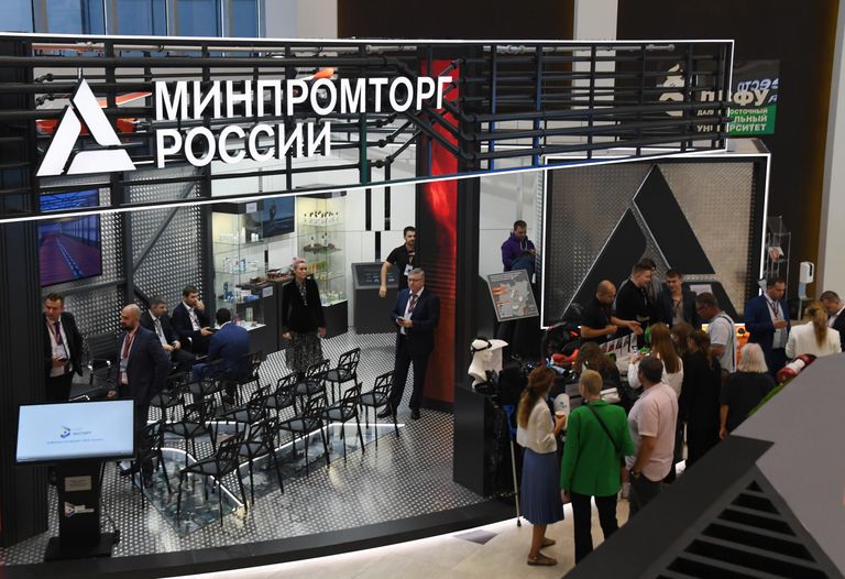 Стенд Министерства промышленности и торговли РФ на Восточном экономическом форуме во Владивостоке Стенд Министерства промышленности и торговли РФ на Восточном экономическом форуме во Владивостоке