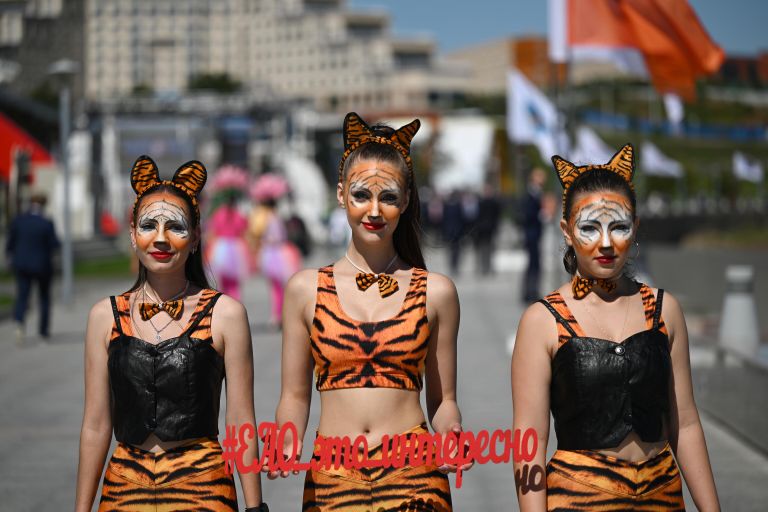 Девушки на Восточном экономическом форуме во Владивостоке Девушки на Восточном экономическом форуме во Владивостоке
