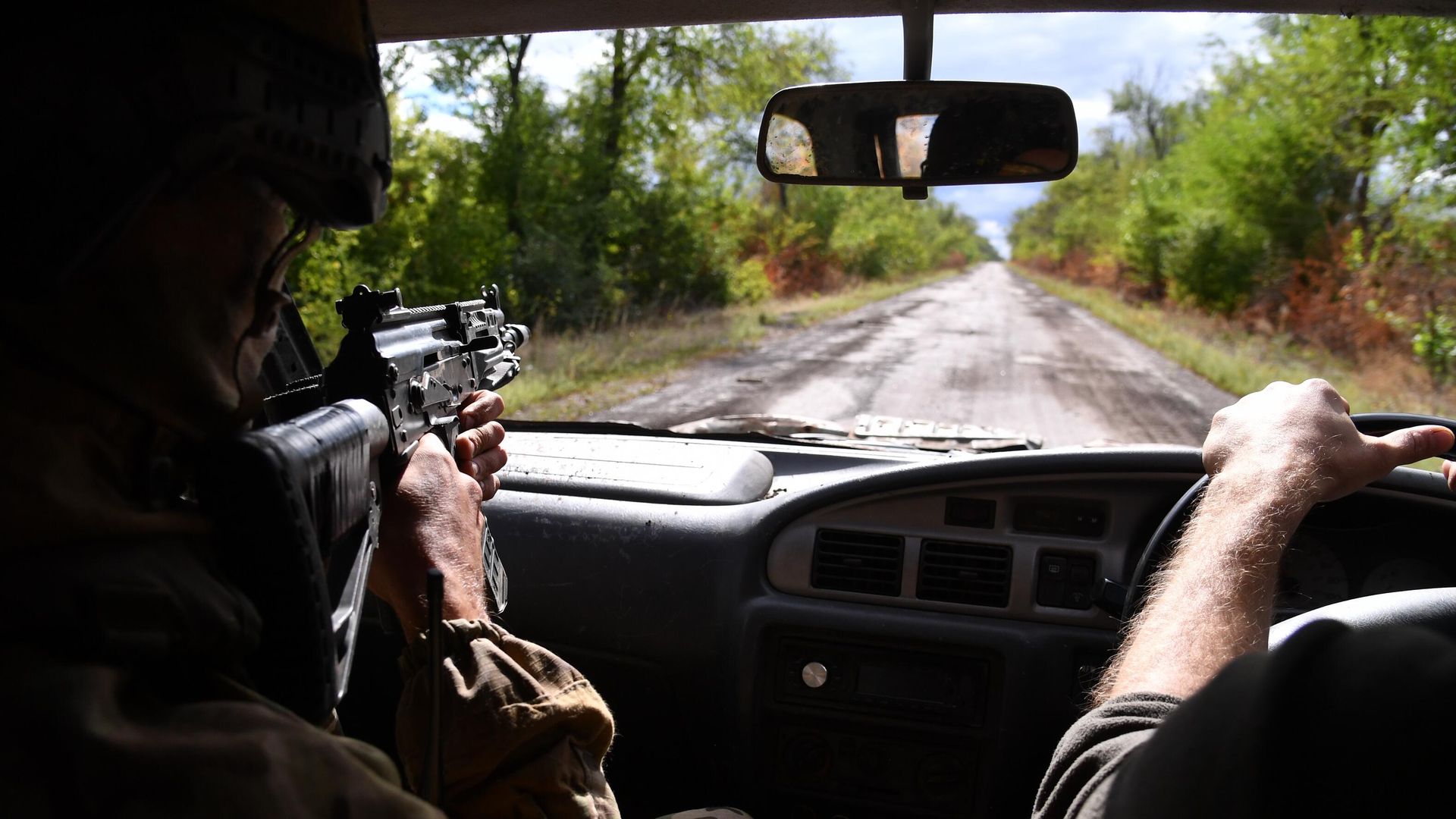 Российские военные передвигаются на трофейном автомобиле на окраине Бахмута в Донецкой области Российские военные передвигаются на трофейном автомобиле на окраине Бахмута в Донецкой области - РИА Новости, 1920, 12.09.2022