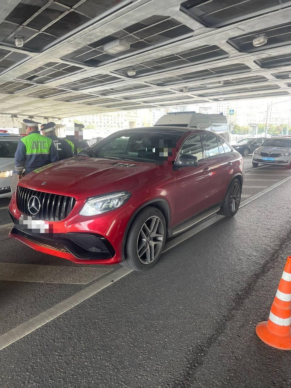 Место обнаружения убитого мужчины в автомобиле на набережной Тараса Шевченко в Москве Место обнаружения убитого мужчины в автомобиле на набережной Тараса Шевченко в Москве - РИА Новости, 1920, 07.09.2022