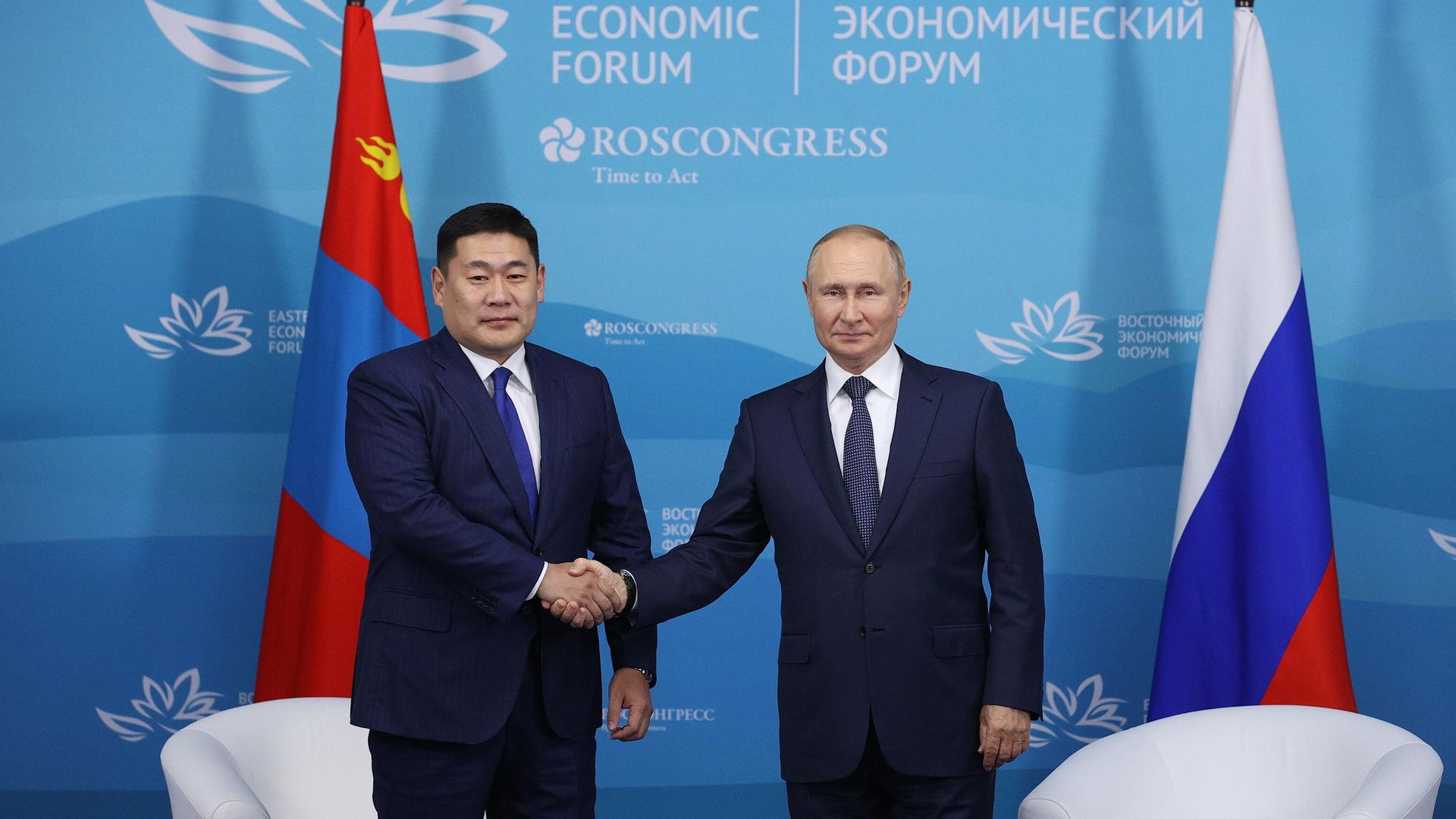 Президент РФ Владимир Путин и премьер-министр Монголии Лувсаннамсрайн Оюун-Эрдэнэ во время встречи на полях VII Восточного экономического форума во Владивостоке Президент РФ Владимир Путин и премьер-министр Монголии Лувсаннамсрайн Оюун-Эрдэнэ во время встречи на полях VII Восточного экономического форума во Владивостоке - РИА Новости, 1920, 07.09.2022