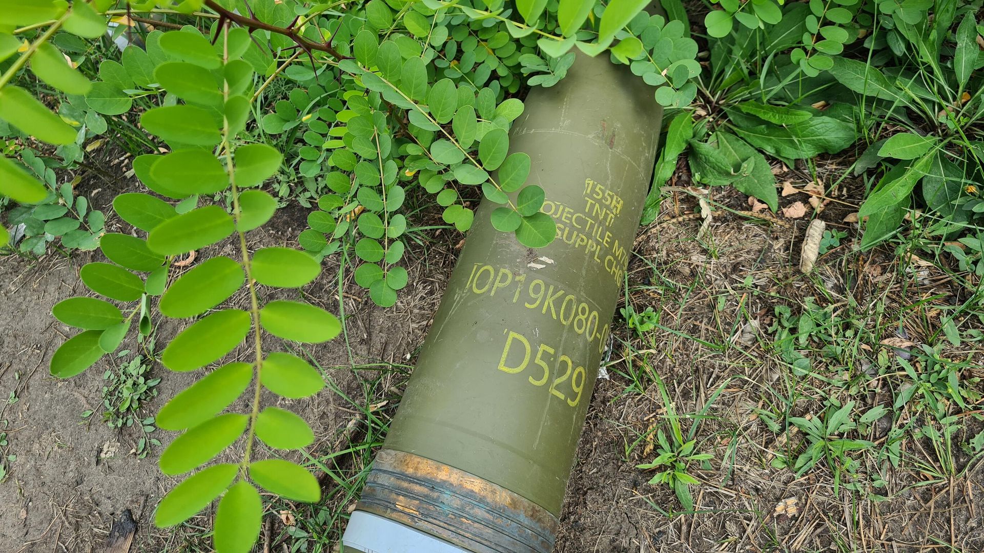 Снаряд к американской гаубице М777, брошенный украинскими военными Снаряд к американской гаубице М777, брошенный украинскими военными - РИА Новости, 1920, 09.09.2022